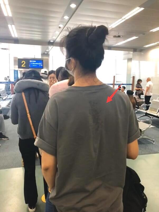 40岁汤唯近照曝光，穿着朴素口罩遮面，独自低调出行被赞接地气