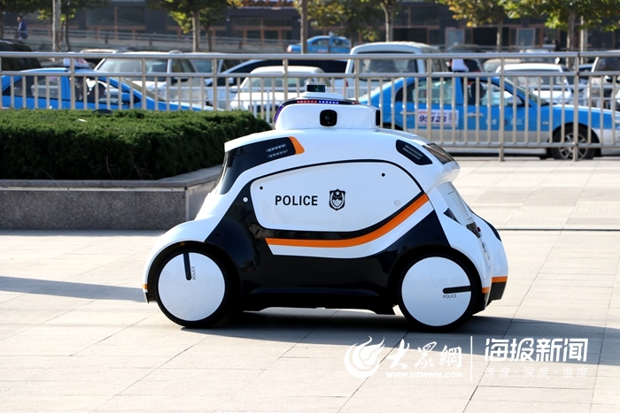 这就是山东丨全身9个摄像头 菏泽火车站广场无人警车上岗试用