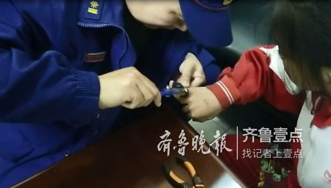 临沂8岁女孩手指卡不锈钢环,父母抱着孩子跑进消防队