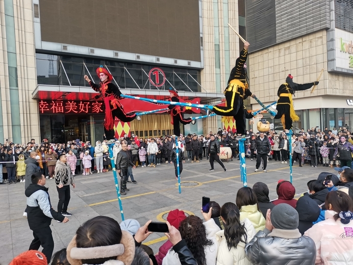 年味渐浓 民俗高跷踩起来