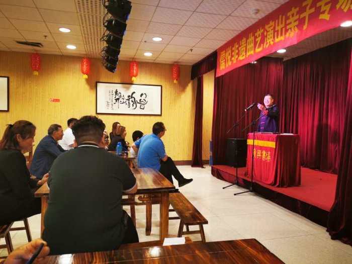 消夏避暑好地方 济南市英雄山人防商城非遗小商品夜市开始了