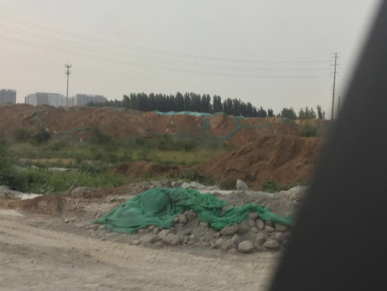 【啄木鸟在行动】历城区武家庄村附近大片渣土裸露，存在扬尘隐患