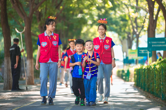 “你上学我守护”,新生入学他们有妙招