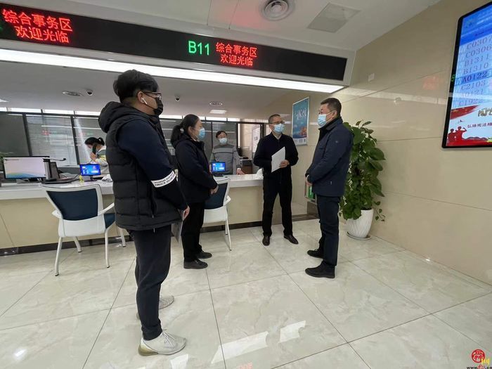 刘动同志到窗口调研指导行政审批工作