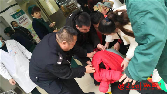 这就是山东丨淄川交警工作途中遇求救 驾车引路开通“绿色通道”