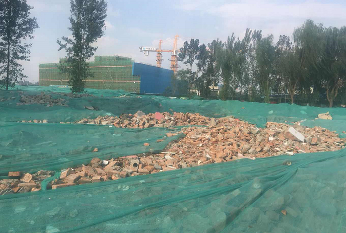 【啄木鸟在行动】锦绣西城附近建筑垃圾覆盖不全