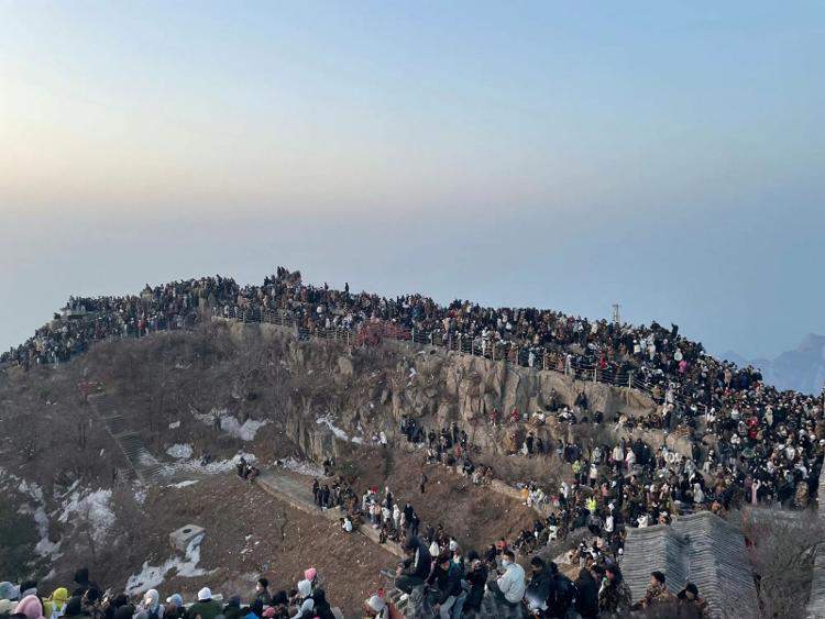 山东大学生一半吃烧烤一半爬泰山！是时候来山东做客了！