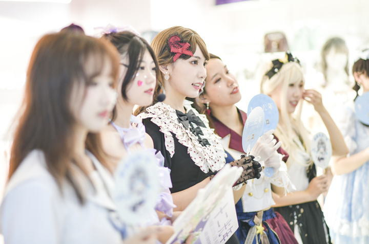 特色服装搭配跳快闪舞 展现小众服饰文化