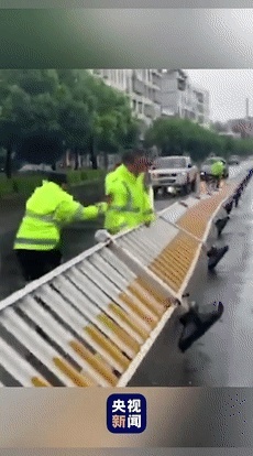 台风“米克拉”登陆！执勤交警被护栏压倒，这一幕让人揪心……