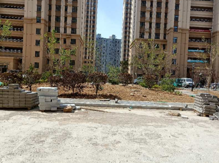 【啄木鸟在行动】居民小区与施工地未做阻隔，扬尘严重