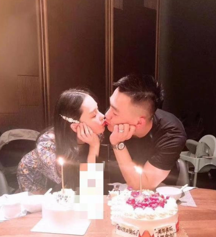 张馨予晒照为老公何捷庆生 庆结婚一周年甜蜜热吻