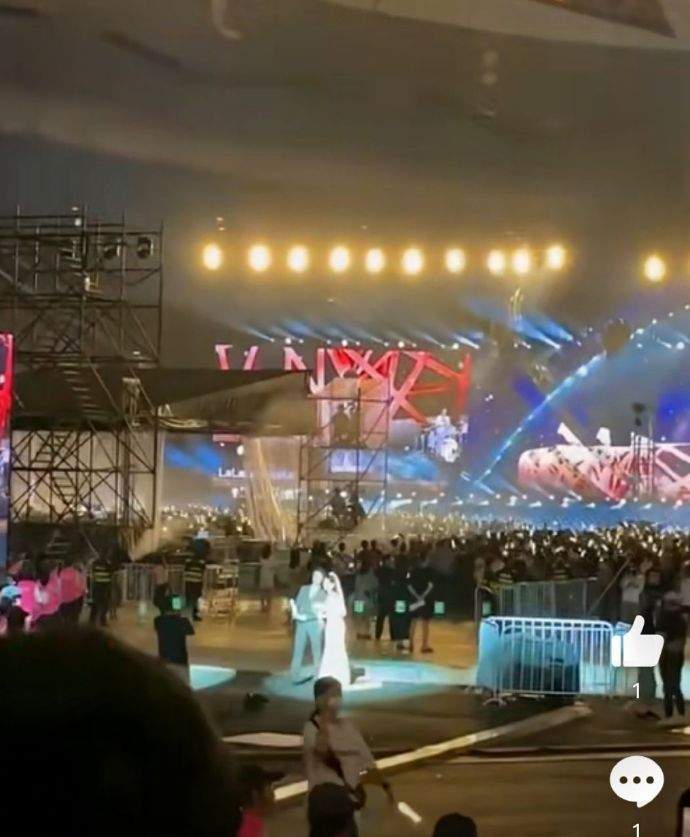 音乐节主持人现场求婚引众怒，观众高喊“退票”