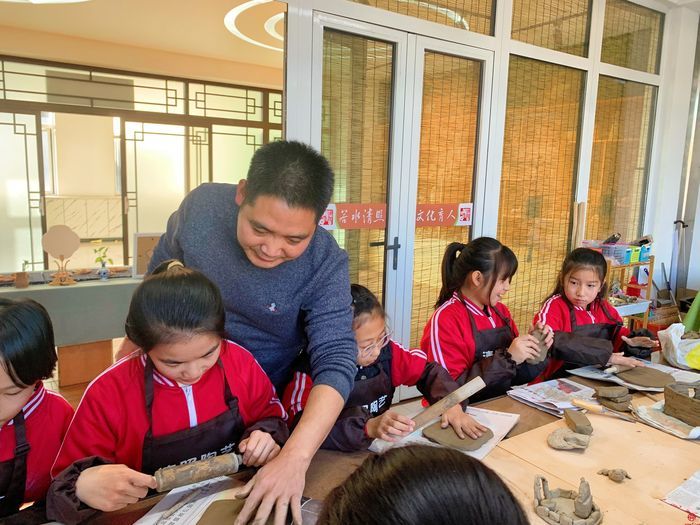创业者李德高在清照小学开设龙山陶艺课程
