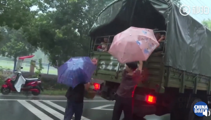 百姓冒雨追车送抗洪战士熟鸡蛋|热泪盈眶！百姓冒雨追车送抗洪战士熟鸡蛋，镜头记录感人一幕！