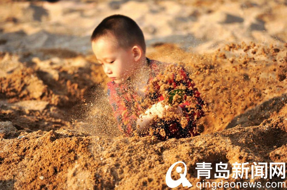 人海堪比大海！青岛海岸开启下饺子模式