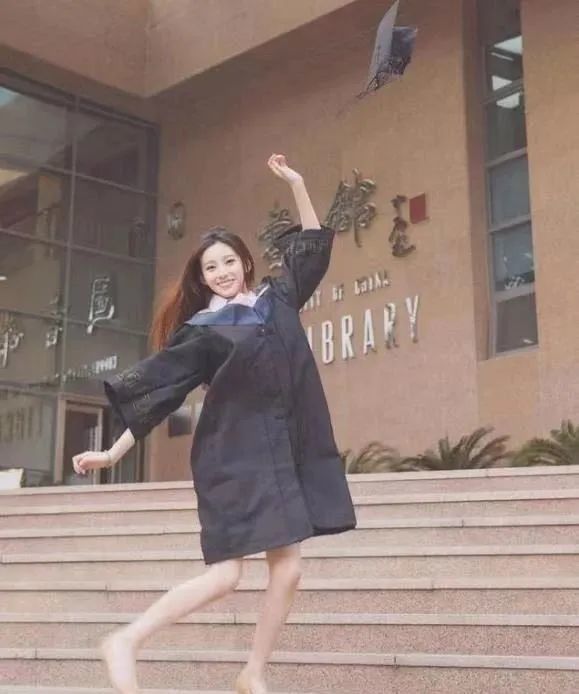 主持人马凡舒好像女团门面 网友：爱了爱了！