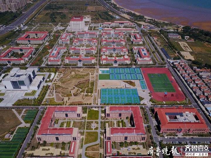 航拍山东大学青岛校区校园，红瓦绿树美如童话世界