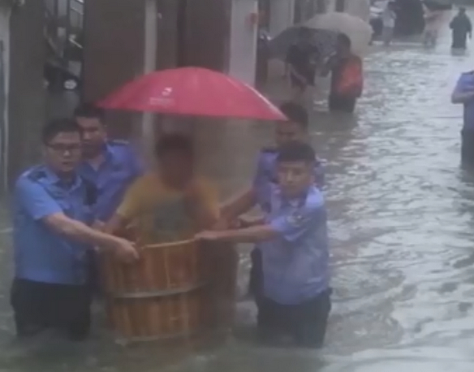 【乘风破浪】高考生坐澡盆被民警护送进考场，网友：这届考生太难了