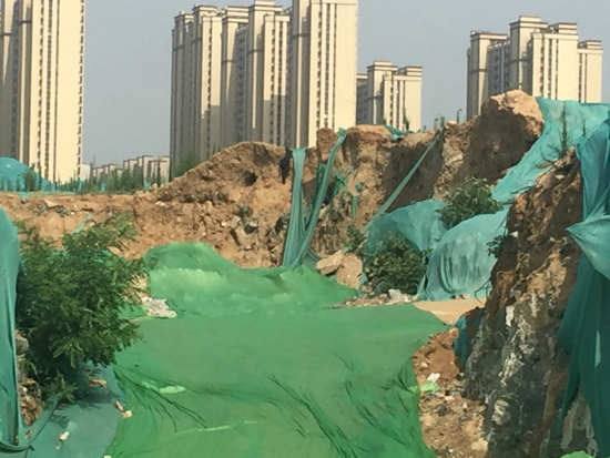 【啄木鸟在行动】凤岐路与安家南路交汇处南200米路东存在扬尘隐患