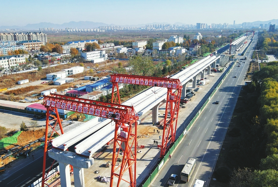 济南轨交8号线一期工程首批U型梁吊装就位