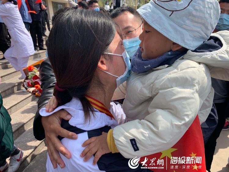 终于到家了！时隔两个月，山东医疗队576名队员再次与亲人紧紧相拥