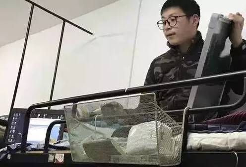 学霸怕室友挂科在寝室上小课，“羡慕不来系列啊”