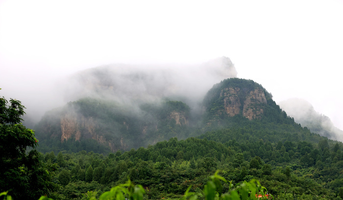 泉城雨后云雾缭绕 如秀美诗意画卷