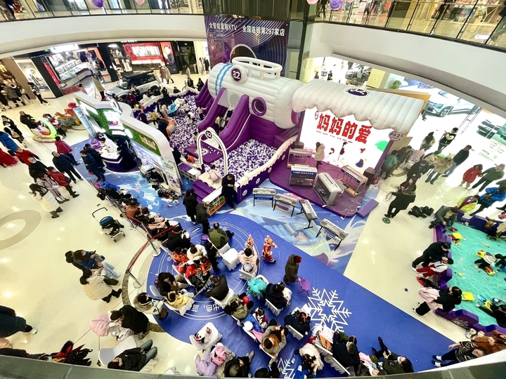 跨年夜商场人流如织 新年氛围感拉满