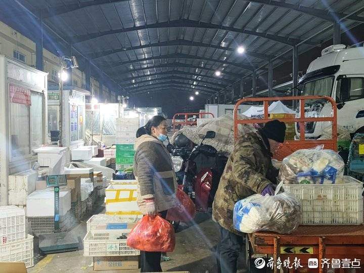 凌晨四点的济南匡山大市场:一场暴雪与烟火气的较量