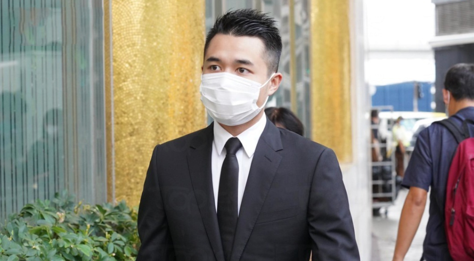 赌王|何猷君抱儿子现身赌王丧礼，窦骁女婿身份获认可，紧跟何超莲身后