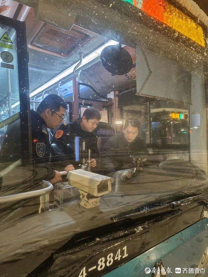 雪后早高峰,济南5000多部公交车投入运营