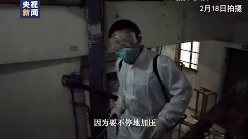 武汉Vlog丨背40斤消毒水爬9层楼 体验武汉社区网格员的一天