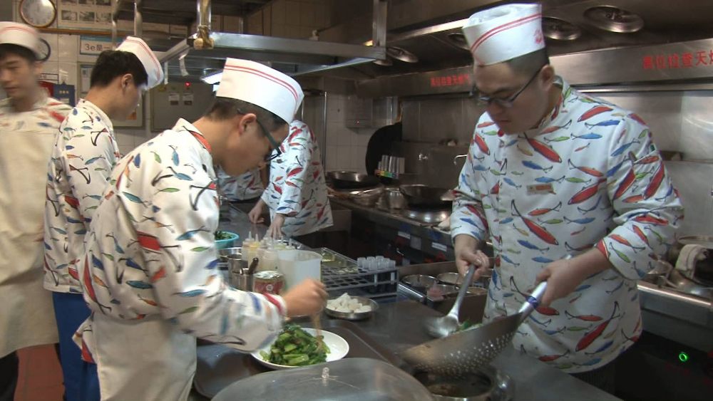 济南抽查部分餐饮单位 舜和酒店厨师手部清洁不达标、聚福林厨师未戴口罩