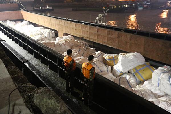 上海海警查获涉嫌走私白糖800余吨