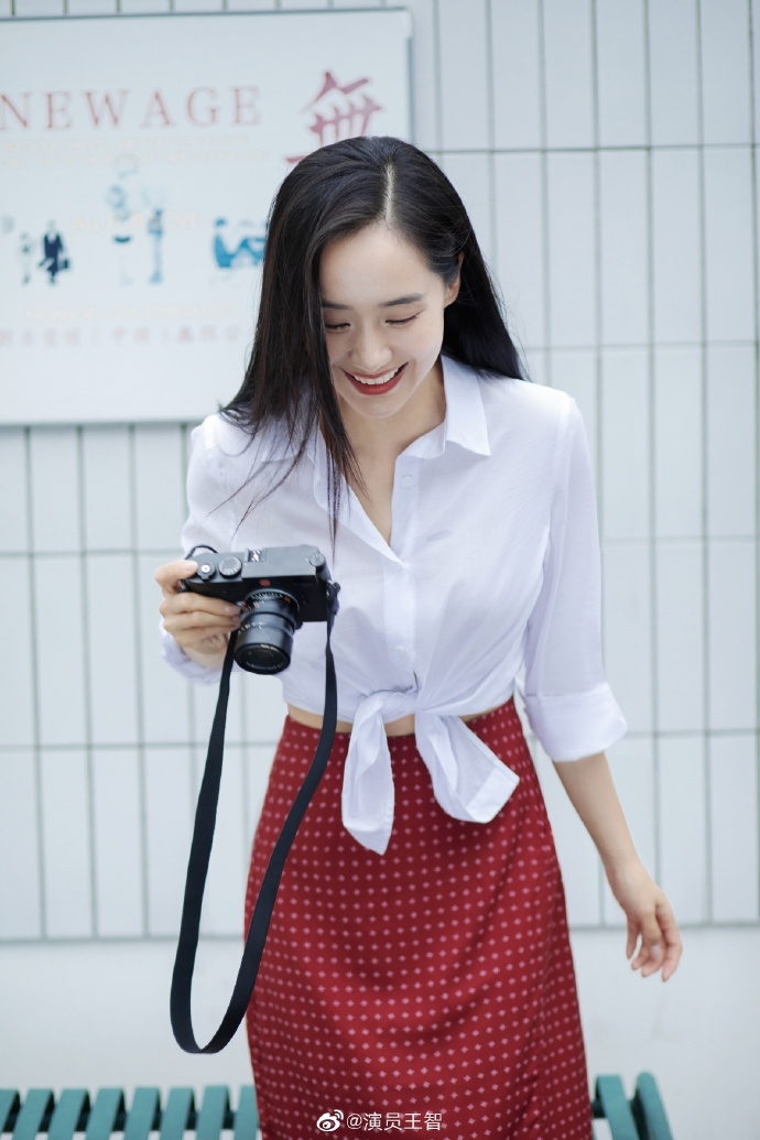 王智穿白衬衫搭红色复古波点裙 笑容灿烂元气满满