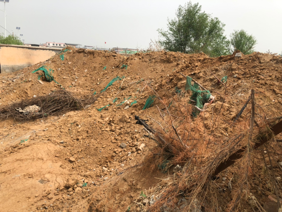 【啄木鸟在行动】历城区卫东新村村口堆积渣土  给村民出行带来扬尘隐患