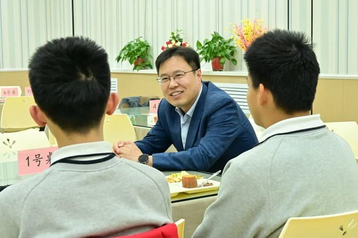 济南外国语学校学生在“荣誉餐厅”与校长共进午餐