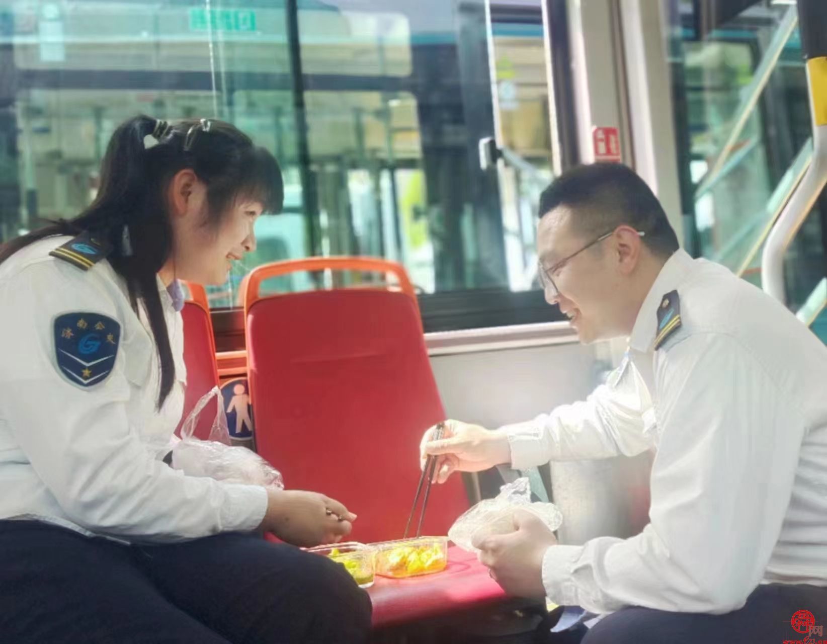 “相濡以沫”的公交“夫妻档” ——记济南公交南部公司五队驾驶胡健、张敏