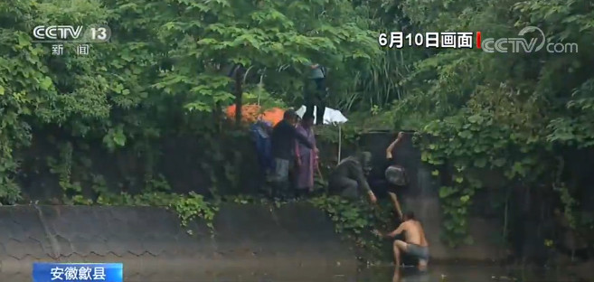 安徽歙县：强降雨致水库出现险情 众人合力堵溃口