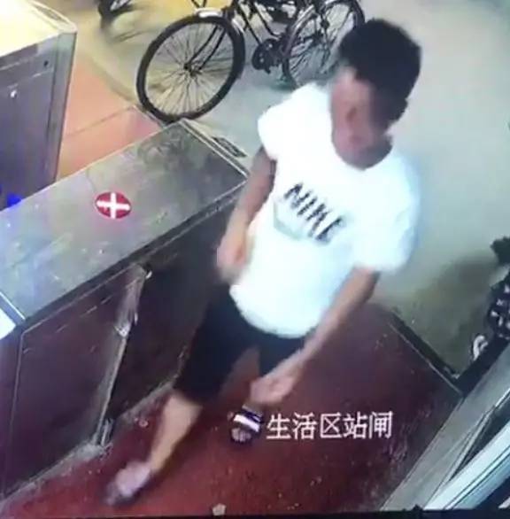 青岛两男子公然猥亵女性并纠集工友袭警，7人被刑拘