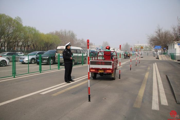 “快递小哥”驾考  济南交警为他们开了个专场