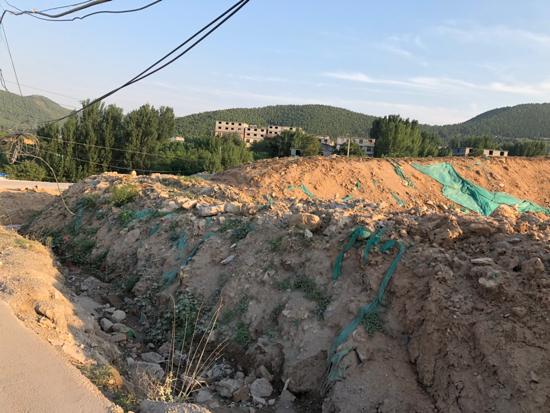 【啄木鸟在行动】凤凰路隧道南口东侧大片渣土裸露