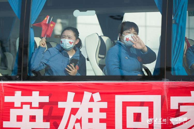 鲜花，祝福标语 民众自发机场欢迎英雄回家