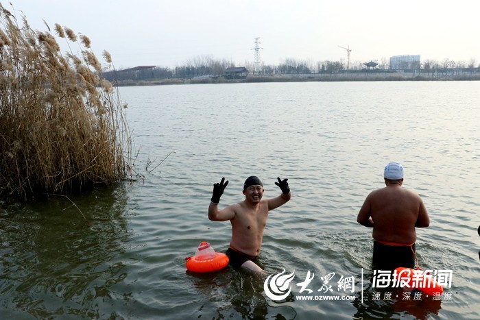这就是山东丨84岁老人无畏严寒 郓城游泳协会举办元旦冬泳挑战赛