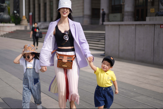 黄圣依拍戏再忙也不忘带娃 单手抱娃显妈妈力