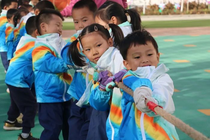 高新区东城逸家幼儿园拔河友谊赛开始啦