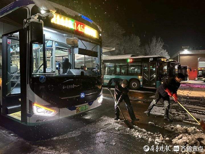 雪后早高峰,济南5000多部公交车投入运营