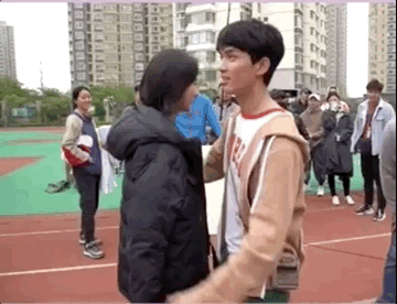 最萌身高差！吴磊张子枫拍戏惊现“劈叉抱”笑翻网友