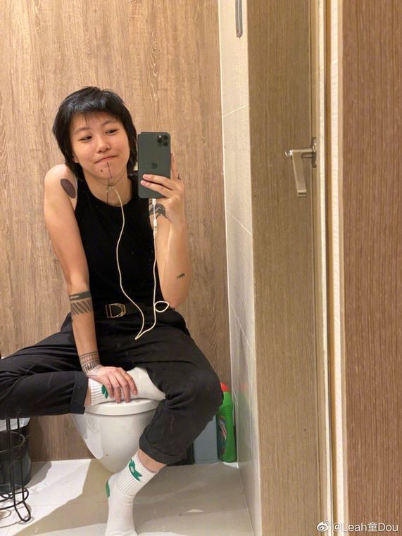 厕所|窦靖童厕所自拍好嗨 自曝将发新专辑获粉丝表白