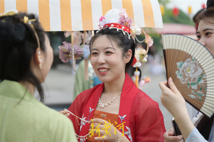 云鬓花颜金步摇，逛汉服市集感受古风文化